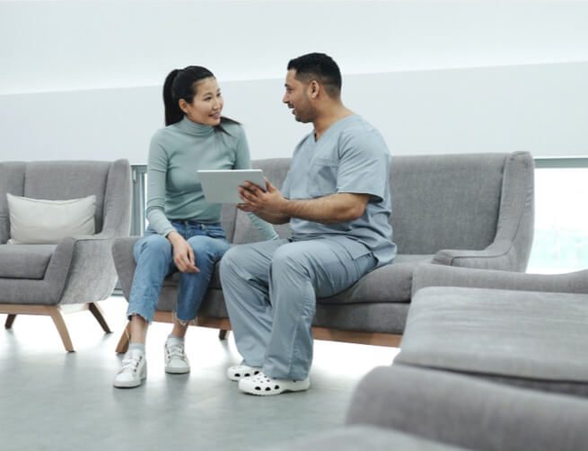Two person talking in a sofa